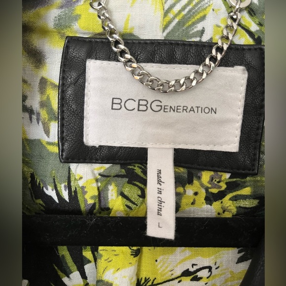 BCBG MotoVest, Faux Leather, Size Large, Black Zipper Pockets, Tropical Lining - Picture 3 of 6